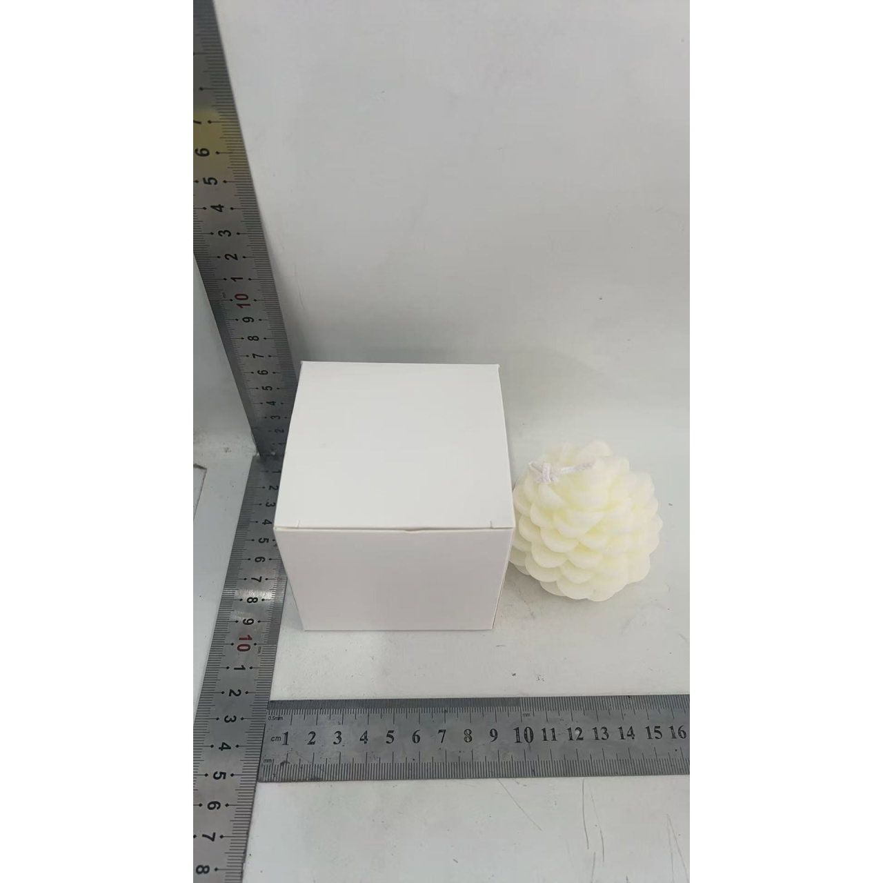 Lumanare Parfumata de Craciun, Flippy, Model Con de Pin, din Ceara de Soia, Cadou Creativ Handmade de Craciun, 7 x 6.5 x 6.5 cm, Alb [4]