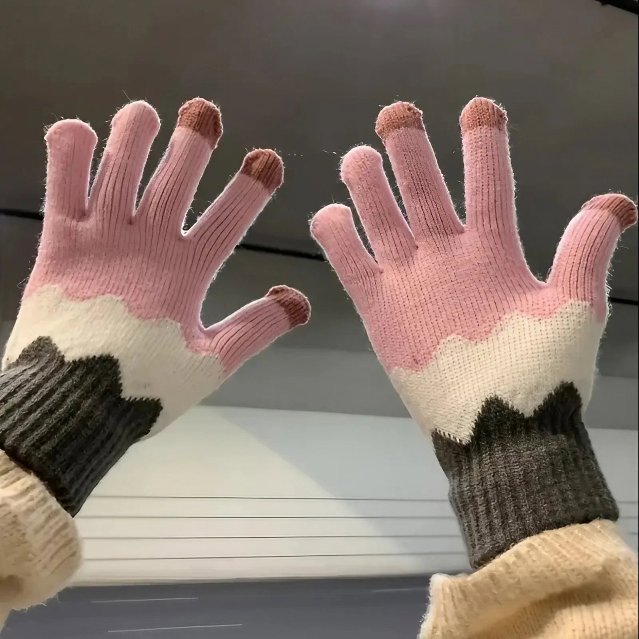 Manusi de Dama, Flippy, Model Ondulat, Functie Touchscreen (ecran tactil), Material Acril Tricotat, Manseta Elastica, Interior Catifelat, Marime Universala, Roz/Gri [7]