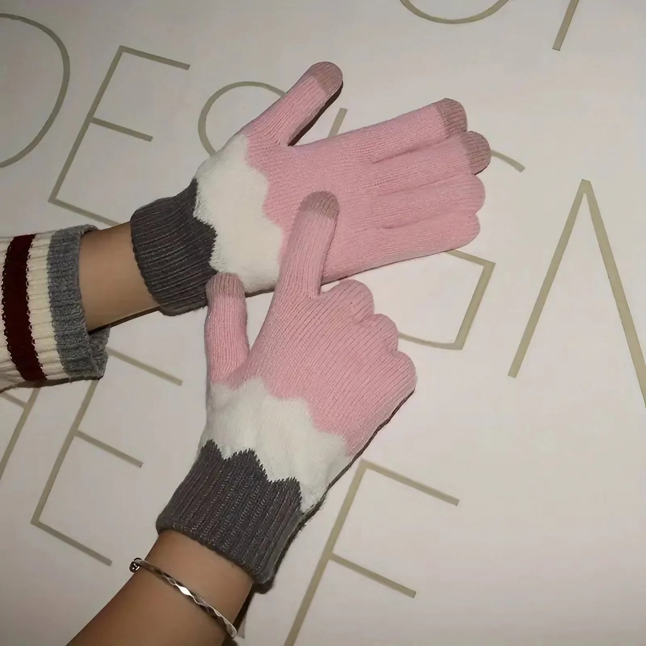 Manusi de Dama, Flippy, Model Ondulat, Functie Touchscreen (ecran tactil), Material Acril Tricotat, Manseta Elastica, Interior Catifelat, Marime Universala, Roz/Gri [6]
