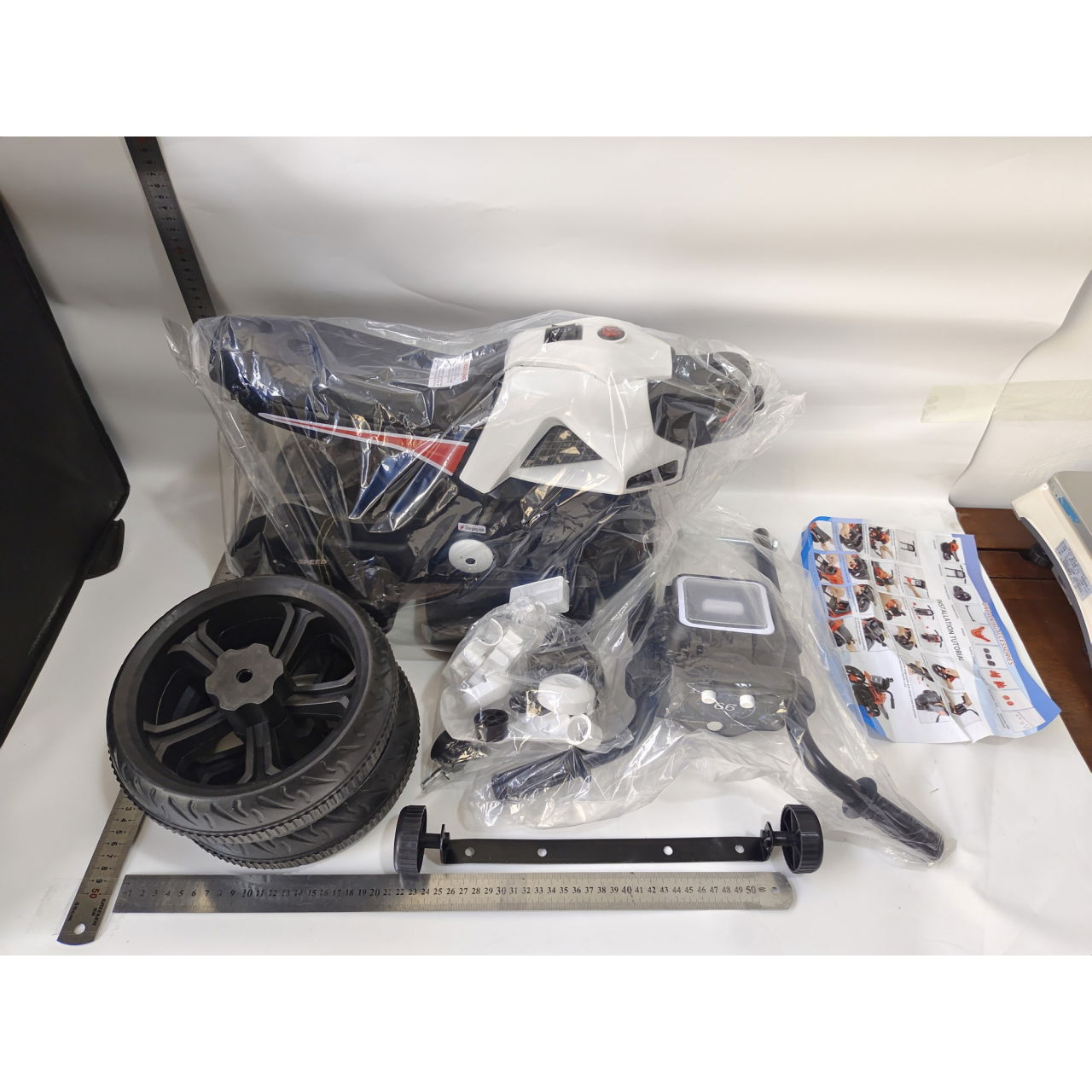 Motocicleta Electrica cu 2 Roti Mari si 2 Roti Ajutatoare, Flippy, Acumulator Incarcare, Anti-Rasturnare, Lumini, Muzica, Motor:380, Baterie 6V4.5, 41.5x70x34 cm, 4.5 Kg, 3 Ani+, Alb Negru [3]