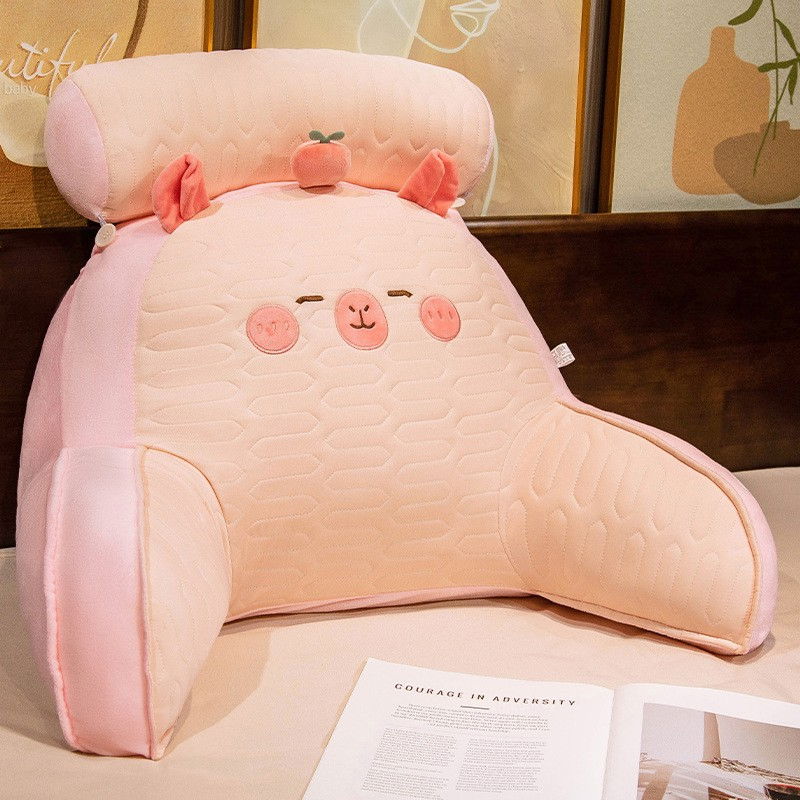 Perna Multifunctionala, Flippy, Spatar pentru Pat, Protectie Lombara, Marime Medie, 60 x 40 cm, din Latex, Model Capybara cu Mar in Cap, Roz [1]