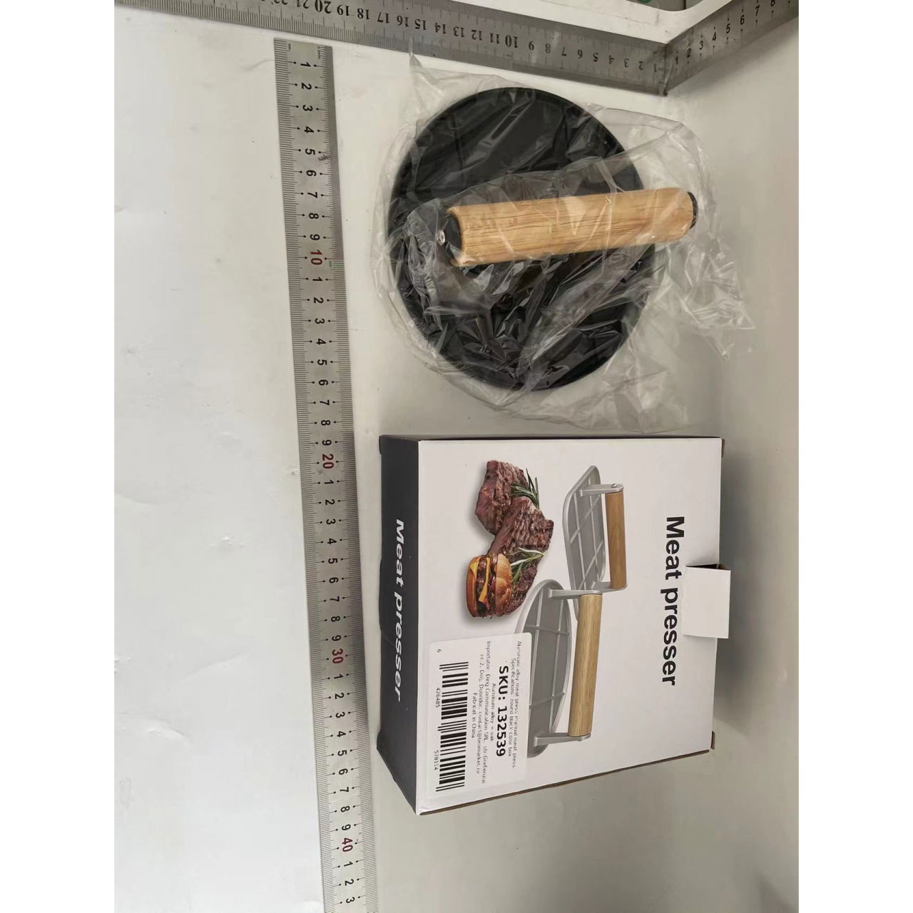 Presa Manuala pentru Carne, Flippy, din Aliaj de Aluminiu, Maner din Lemn, Presa pentru Burgeri, Usor de Curatat si Folosit, Rotunda, 16x16x6 cm, Neagra [2]