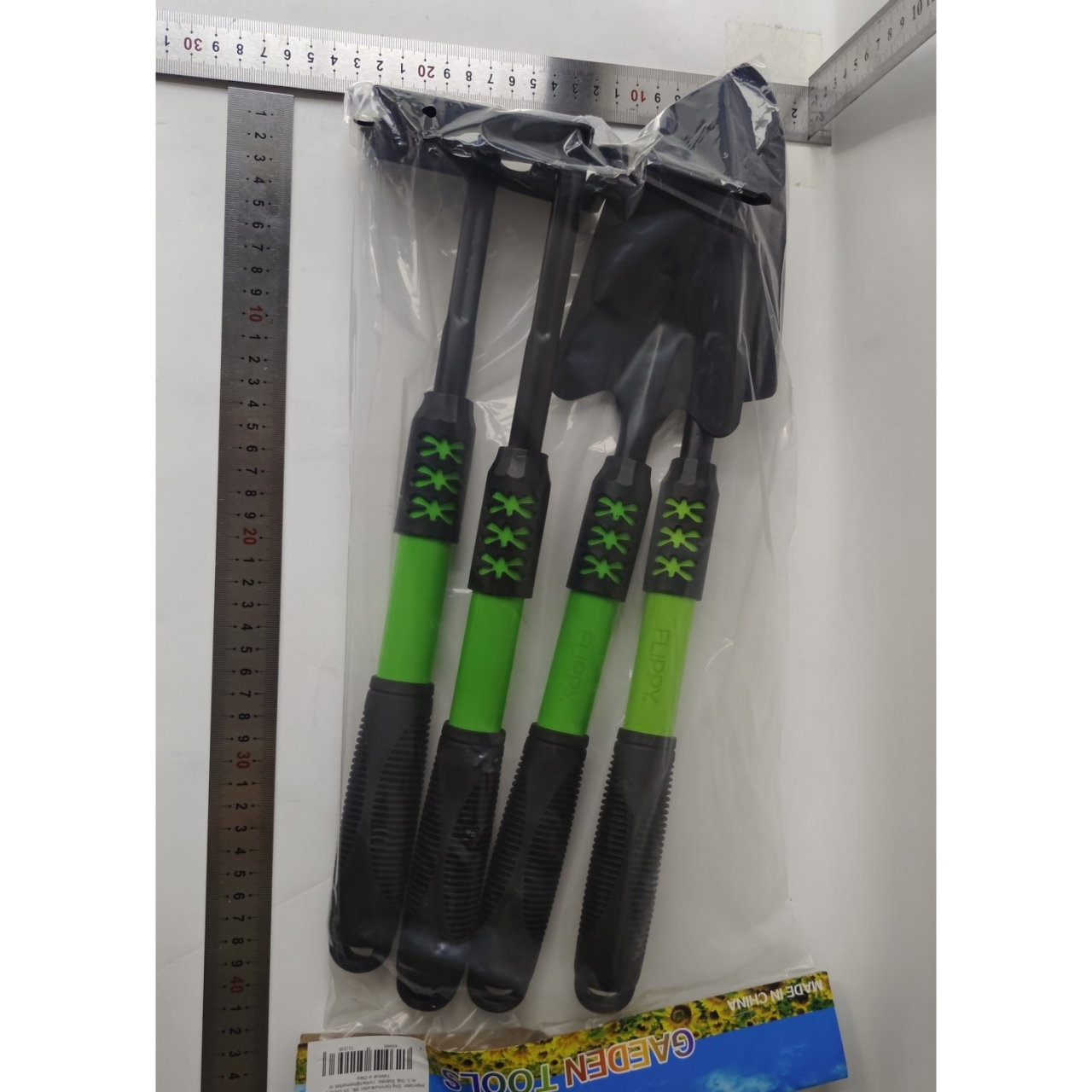 Set 4 Unelte de Gradina Flippy, pentru Plantare, Prelucrare Sol si Ingrijire Plante, Material PVC Carbon, Grebla, Sapaliga cu Cap Dublu, Lopata Mica, Lopata Lata, 43 x 11 cm, Negru/Verde [3]