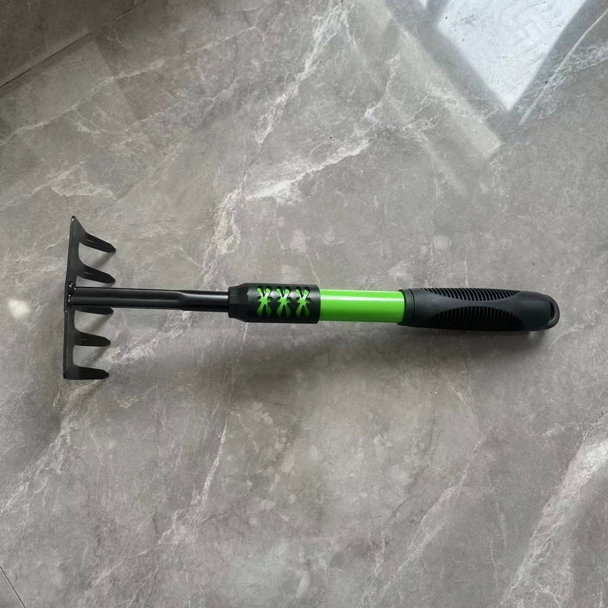 Set 4 Unelte de Gradina Flippy, pentru Plantare, Prelucrare Sol si Ingrijire Plante, Material PVC Carbon, Grebla, Sapaliga cu Cap Dublu, Lopata Mica, Lopata Lata, 43 x 11 cm, Negru/Verde [5]