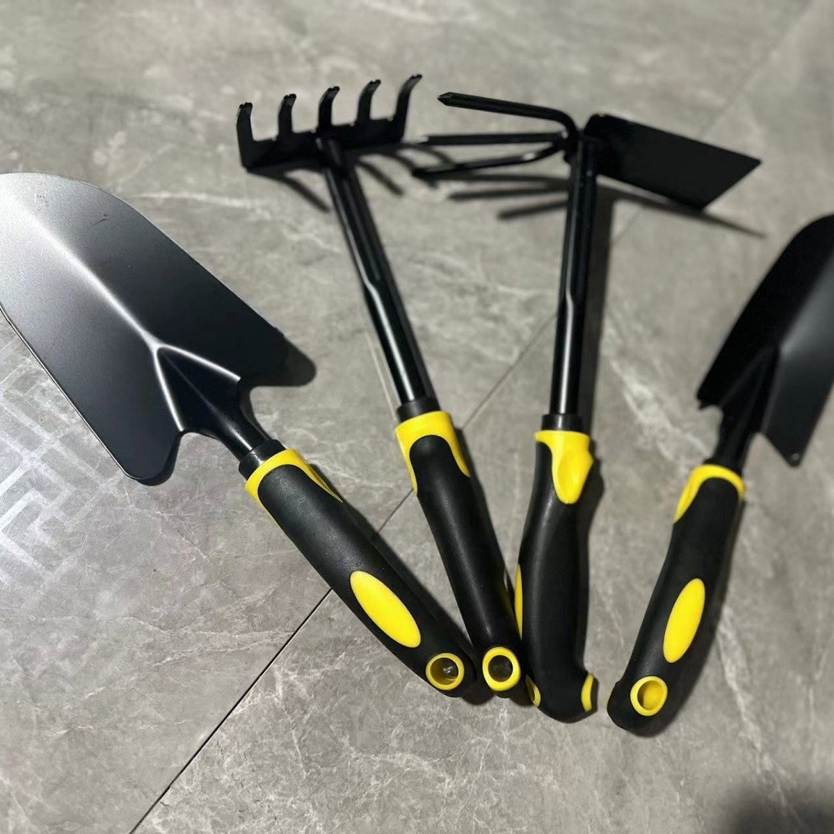 Set 4 Unelte de Gradina Flippy, pentru Plantare, Prelucrare Sol si Ingrijire Plante, Material PVC Carbon, Grebla, Sapaliga cu Cap Dublu, Lopata Mica, Lopata Lata, 43 x 11 cm, Negru/Galben [3]