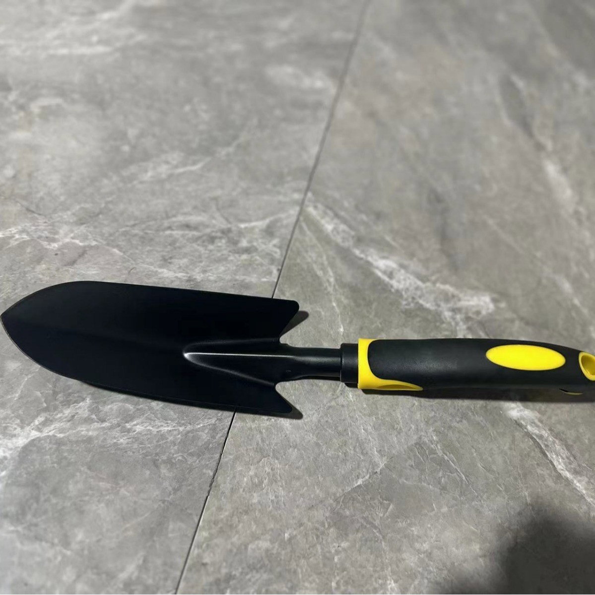 Set 4 Unelte de Gradina Flippy, pentru Plantare, Prelucrare Sol si Ingrijire Plante, Material PVC Carbon, Grebla, Sapaliga cu Cap Dublu, Lopata Mica, Lopata Lata, 43 x 11 cm, Negru/Galben [8]