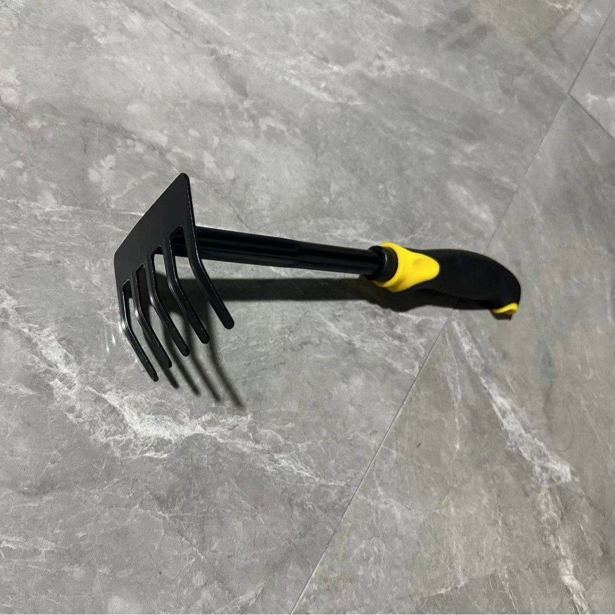 Set 4 Unelte de Gradina Flippy, pentru Plantare, Prelucrare Sol si Ingrijire Plante, Material PVC Carbon, Grebla, Sapaliga cu Cap Dublu, Lopata Mica, Lopata Lata, 43 x 11 cm, Negru/Galben [7]