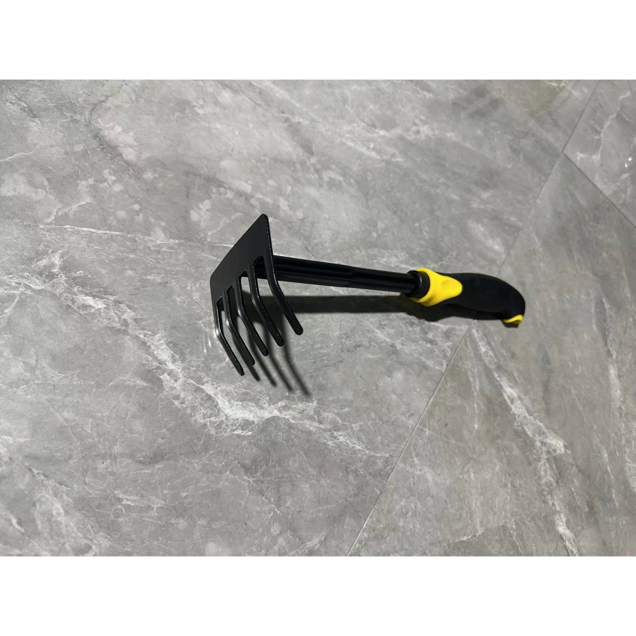 Set 4 Unelte de Gradina Flippy, pentru Plantare, Prelucrare Sol si Ingrijire Plante, Material PVC Carbon, Grebla, Sapaliga cu Cap Dublu, Lopata Mica, Lopata Lata, 43 x 11 cm, Negru/Galben [5]
