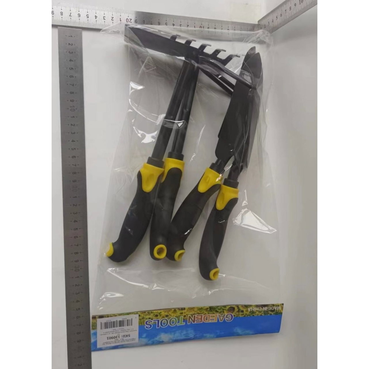 Set 4 Unelte de Gradina Flippy, pentru Plantare, Prelucrare Sol si Ingrijire Plante, Material PVC Carbon, Grebla, Sapaliga cu Cap Dublu, Lopata Mica, Lopata Lata, 43 x 11 cm, Negru/Galben [2]