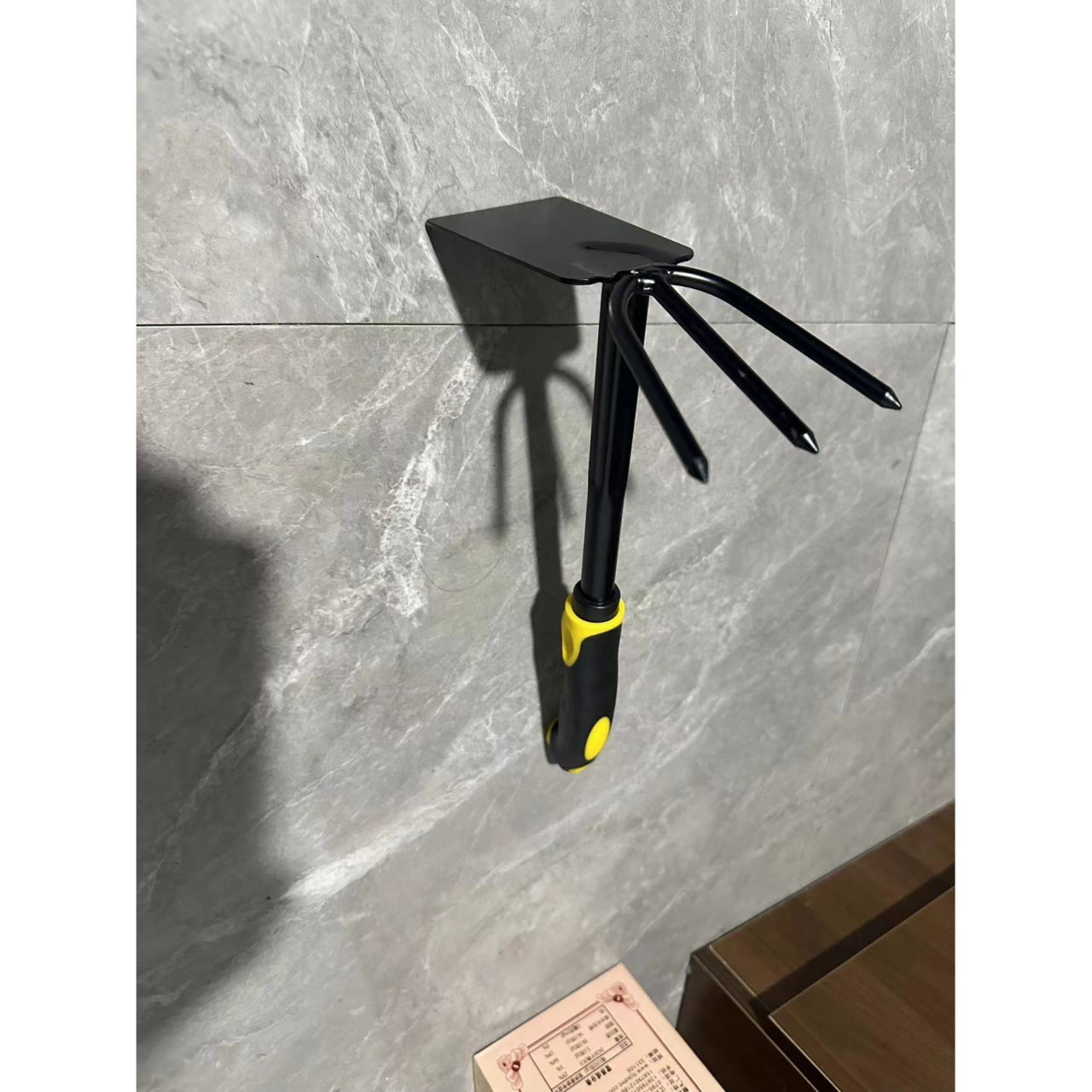 Set 4 Unelte de Gradina Flippy, pentru Plantare, Prelucrare Sol si Ingrijire Plante, Material PVC Carbon, Grebla, Sapaliga cu Cap Dublu, Lopata Mica, Lopata Lata, 43 x 11 cm, Negru/Galben [4]