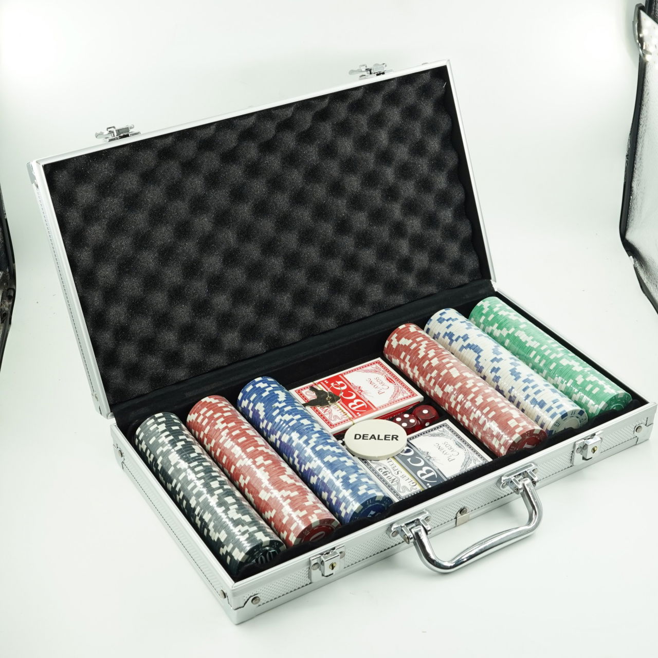 Set de Poker Complex cu 300 de jetoane Flippy, Include 2 seturi de carti, 5 zaruri, Echipat cu servieta de aluminiu cu dimensiunile 39x7x27 cm [7]