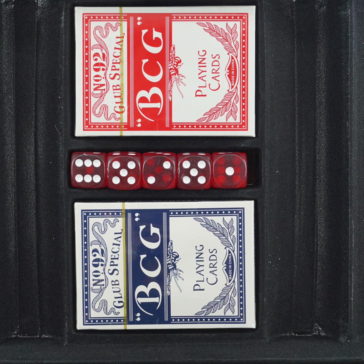 Set de Poker Complex cu 300 de jetoane Flippy, Include 2 seturi de carti, 5 zaruri, Echipat cu servieta de aluminiu cu dimensiunile 39x7x27 cm [4]