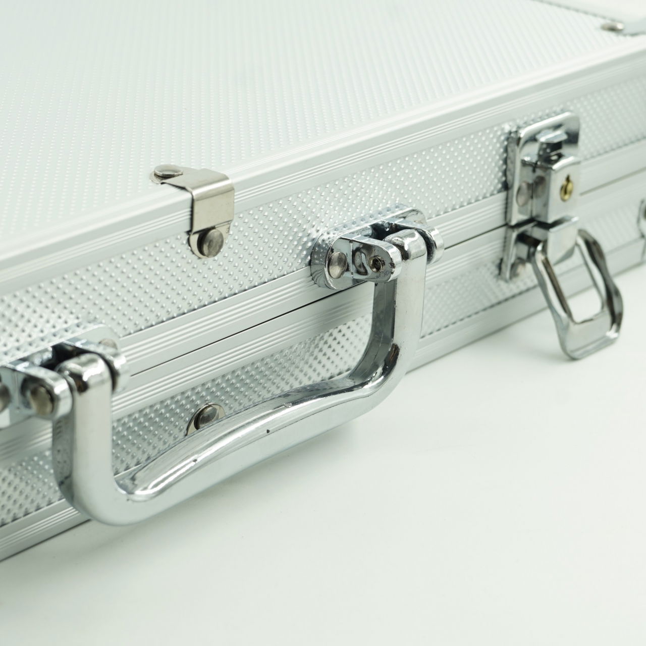 Set de Poker Complex cu 300 de jetoane Flippy, Include 2 seturi de carti, 5 zaruri, Echipat cu servieta de aluminiu cu dimensiunile 39x7x27 cm [2]