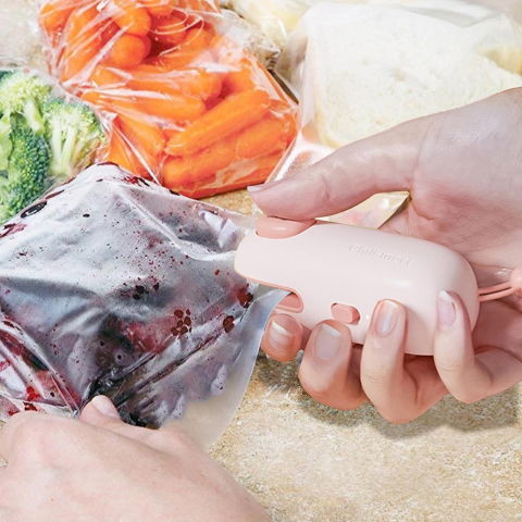 Pentru casa - Aparat de Sigilat Ambalaje, Flippy, Incarcare USB Tip C, 400 mAh, 10.2 x 3.7 x 4.3 cm, Model Porc, Roz