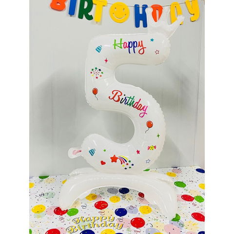 Cifre - Balon din Folie Metalizata, Flippy, Figurina Cifra, Model 5 cu Happy Birthday Scris, Tema Aniversare 81 cm, Ambalaj Individual, Pai Inclus, Umflare cu Aer sau Heliu, Alb