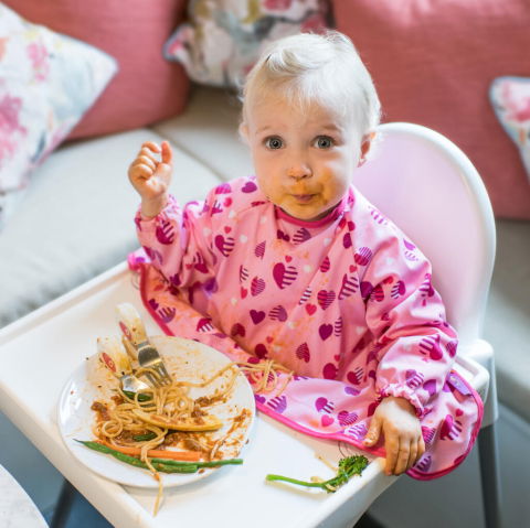 Accesorii hranire - Baveta cu maneci si ventuze - Inimioare