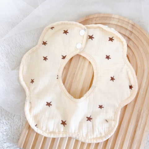 Articole Diverse copii - Baveta Tip Floare, Flippy, din Bumbac, pentru Copii 0-12 Luni, Rezistenta la apa, cu Capse, Model cu Stelute, 26 x 29 cm, Crem