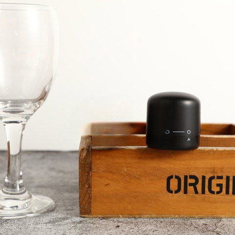 Import - Capac de Etansare a Sticlei de Vin, Flippy, Rotativ, On-Off, Silicon, Reutilizabil, Usor de Depozitat si Folosit, 3.8 x 3.8 x 3.8 cm, Negru