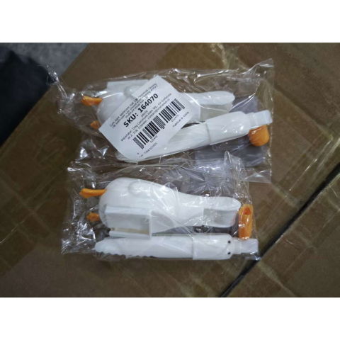 Articole pentru baie - Cleste Multifunctional, Flippy, 2in1, Cleste pentru Parul Cazut si Mini Racleta pentru Depuneri, din ABS, Model Rata, Alb