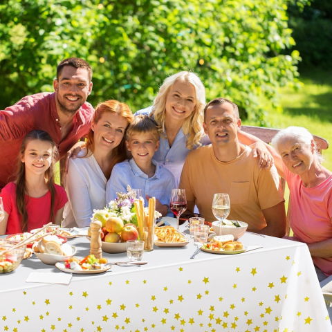 Fete Masa si Perdele Franjurate - Fata de Masa, Flippy, din Folie, Imprimeu Stele Aurii, Impermeabila, 137 x 183 cm, Alb