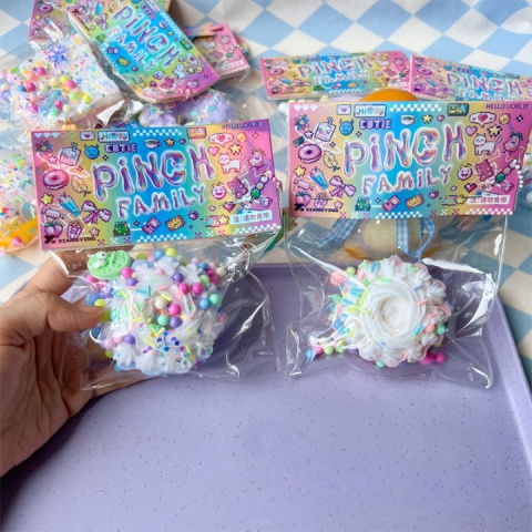 Jucarii Squishy si Gonggi - Jucarie Antistres Squishy, Flippy, cu Revenire Lenta, Squeeze Pinch Family, Model Prajitura, 8x8 cm, 90g, Ambalaj Transparent, Multicolor