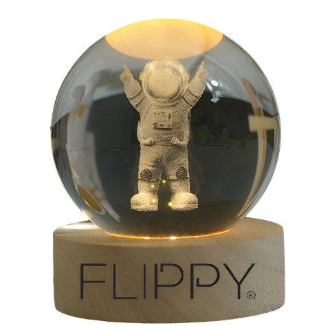 10 - 25 LEI - Lampa LED Decorativa, Flippy, cu Bila de Cristal cu Diametru 6cm, Model Astronaut 3D, Alimentare USB, Suport din Lemn, Lumina Alb Cald