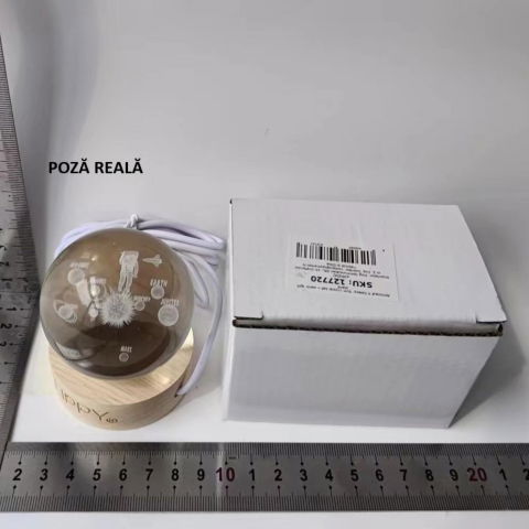 10 - 25 LEI - Lampa LED Decorativa, Flippy, cu Bila de Cristal cu Diametru 6cm, Model Astronaut in Galaxie 3D, Alimentare USB, Suport din Lemn, Lumina Alb Cald