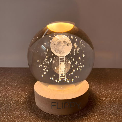 10 - 25 LEI - Lampa LED Decorativa, Flippy, cu Bila de Cristal cu Diametru 6cm, Model Astronaut pe Scara catre Luna 3D, Alimentare USB, Suport din Lemn, Lumina Alb Cald