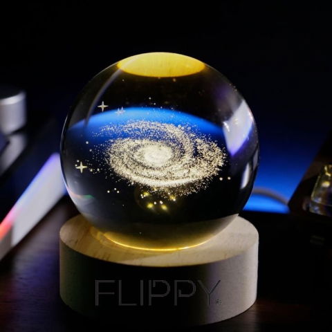 10 - 25 LEI - Lampa LED Decorativa, Flippy, cu Bila de Cristal cu Diametru 6cm, Model Galaxie 3D, Alimentare USB, Suport din Lemn, Lumina Alb Cald