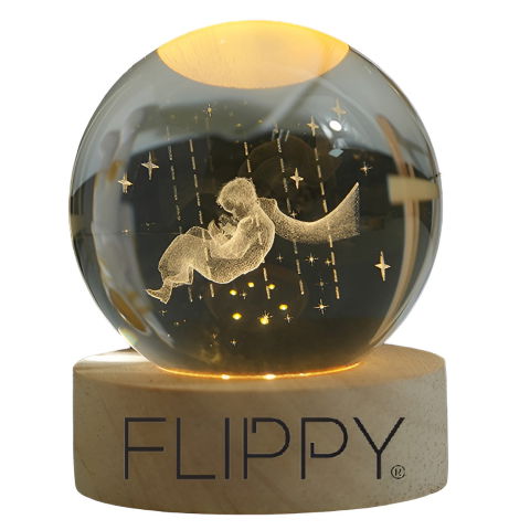 10 - 25 LEI - Lampa LED Decorativa, Flippy, cu Bila de Cristal cu Diametru 6cm, Model Micul Print 3D, Alimentare USB, Suport din Lemn, Lumina Alb Cald