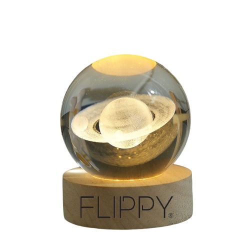 10 - 25 LEI - Lampa LED Decorativa, Flippy, cu Bila de Cristal cu Diametru 6cm, Model Saturn 3D, Alimentare USB, Suport din Lemn, Lumina Alb Cald