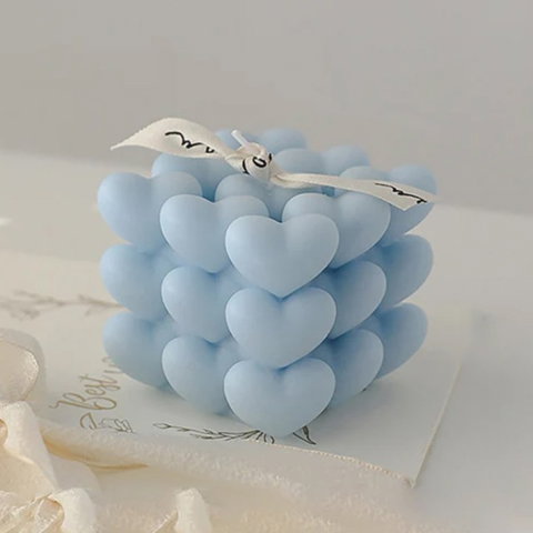TeoMarket - Lumanare Parfumata Decorativa, Flippy, Model Abstract Cub din Inimioare, Lumanare pentru Diferite Ocazii, 6 x 5.5 cm, Aroma de Clopotel de Vant, Albastru