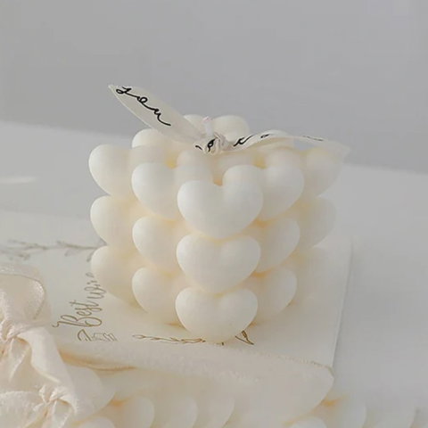 TeoMarket - Lumanare Parfumata Decorativa, Flippy, Model Abstract Cub din Inimioare, Lumanare pentru Diferite Ocazii, 6 x 5.5 cm, Aroma de Frezie, Alb