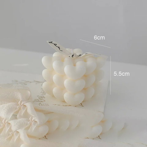 TeoMarket - Lumanare Parfumata Decorativa, Flippy, Model Abstract Cub din Inimioare, Lumanare pentru Diferite Ocazii, 6 x 5.5 cm, Aroma de Frezie, Alb