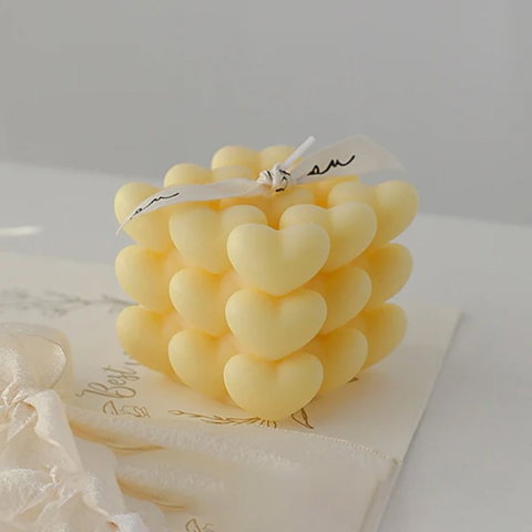 TeoMarket - Lumanare Parfumata Decorativa, Flippy, Model Abstract Cub din Inimioare, Lumanare pentru Diferite Ocazii, 6 x 5.5 cm, Aroma de Musetel, Galben