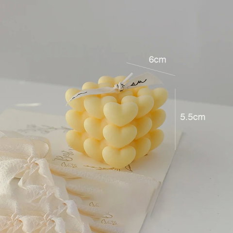 TeoMarket - Lumanare Parfumata Decorativa, Flippy, Model Abstract Cub din Inimioare, Lumanare pentru Diferite Ocazii, 6 x 5.5 cm, Aroma de Musetel, Galben