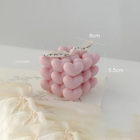 TeoMarket - Lumanare Parfumata Decorativa, Flippy, Model Abstract Cub din Inimioare, Lumanare pentru Diferite Ocazii, 6 x 5.5 cm, Aroma de Oregano si Narcise, Roz