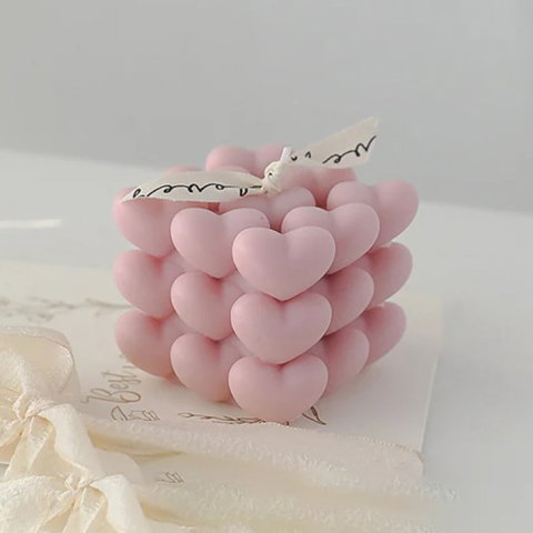 TeoMarket - Lumanare Parfumata Decorativa, Flippy, Model Abstract Cub din Inimioare, Lumanare pentru Diferite Ocazii, 6 x 5.5 cm, Aroma de Oregano si Narcise, Roz