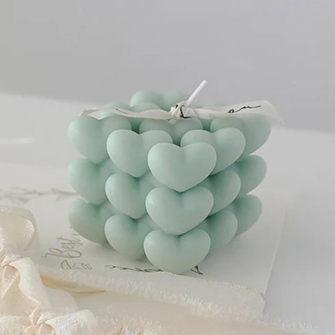 TeoMarket - Lumanare Parfumata Decorativa, Flippy, Model Abstract Cub din Inimioare, Lumanare pentru Diferite Ocazii, 6 x 5.5 cm, Aroma de Salvie si Sare de Mare, Verde