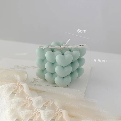 TeoMarket - Lumanare Parfumata Decorativa, Flippy, Model Abstract Cub din Inimioare, Lumanare pentru Diferite Ocazii, 6 x 5.5 cm, Aroma de Salvie si Sare de Mare, Verde