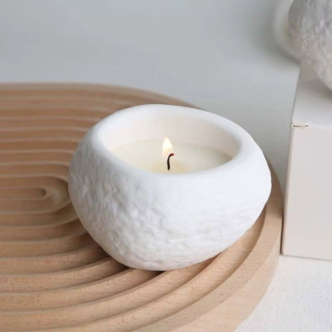 TeoMarket - Lumanare Parfumata, Flippy, Model Abstract, Aroma de Ploaie Osmanthus, din Ceara de Soia, 8 x 5.5 x 6 cm, Alb