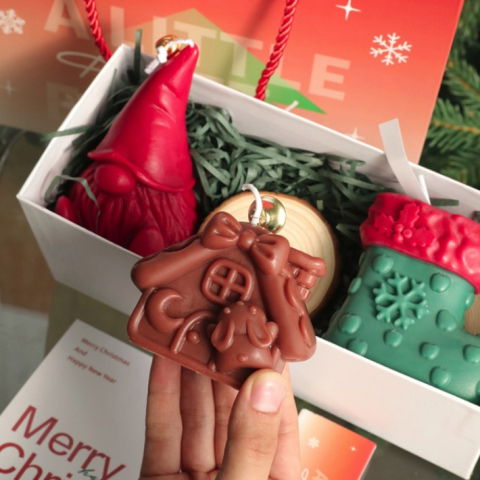 TeoMarket - Lumanari Parfumate de Craciun, Flippy, GIFT BOX din 3 Lumanari din Ceara de Soia, Model B Pitic, Casuta, Ciorap, 22.5 x 9.5 x 9 cm, Multicolor