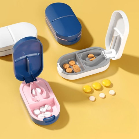 TeoMarket - Organizator medicamente, Flippy, Dispozitiv Taiere/Sfaramare Pastile, Ideala pentru Calatorii, Portabila, Perie pentru Curatare, Compartiment depozitare, 8.5x4.5x2.5 cm, Alb