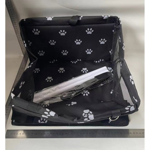 TeoMarket - Suport pentru Animalele de Companie, Flippy, pentru Masina, cu Prindere de Scaun si Centura de Siguranta, Negru cu Imprimeu, 40x32x42cm