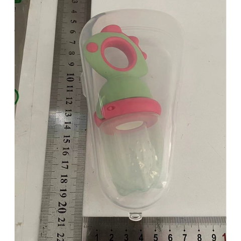 TeoMarket - Suzeta pentru Fructe, Flippy, pentru Bebelusi, din Silicon Alimentar, +4 Luni, 2 mm Grosime Gauri Tetina, 12.4 x 5.1 x 4.7 cm, Verde/Fucsia