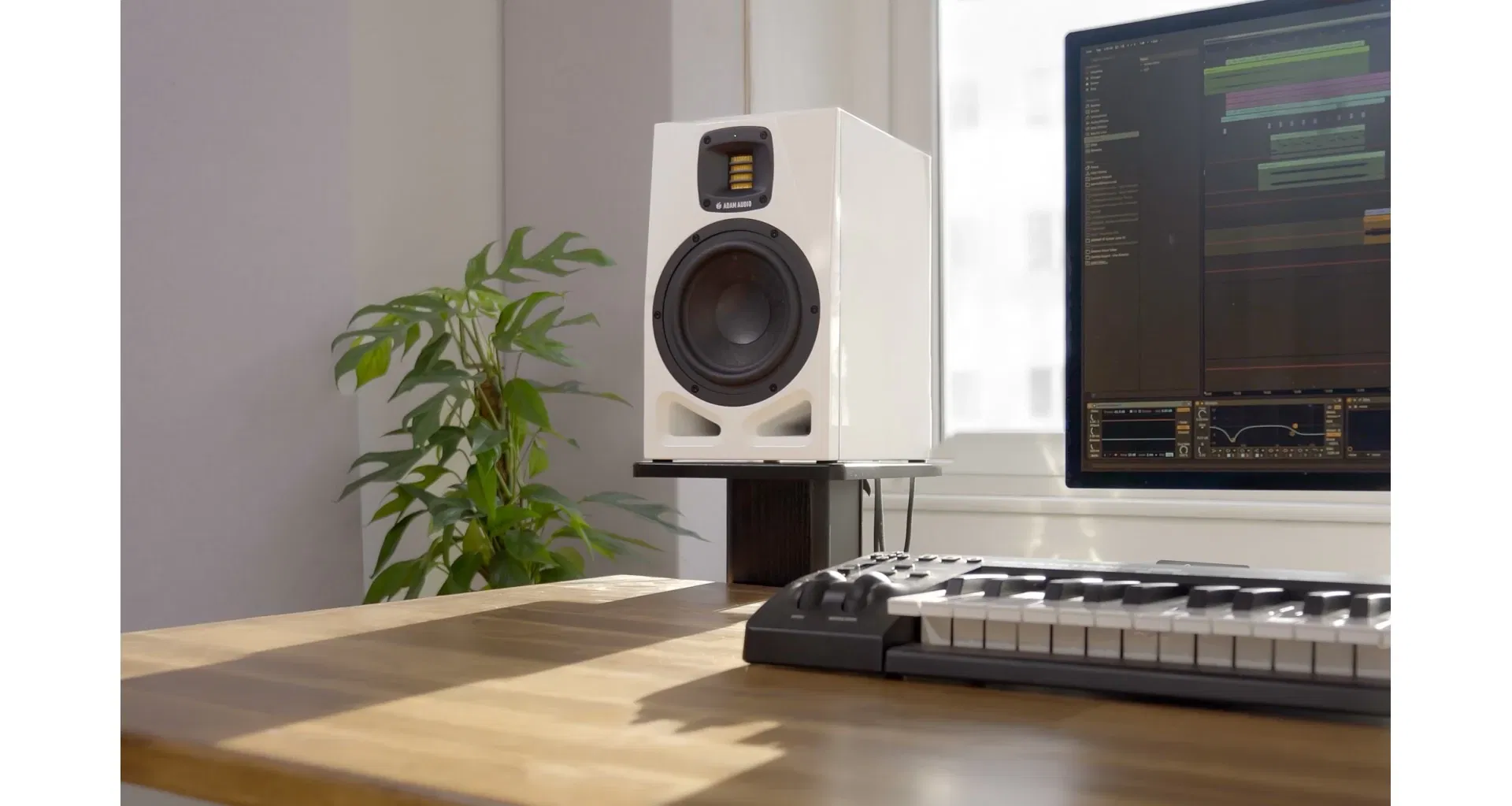 Adam Audio A7V White Limited Edition [6]