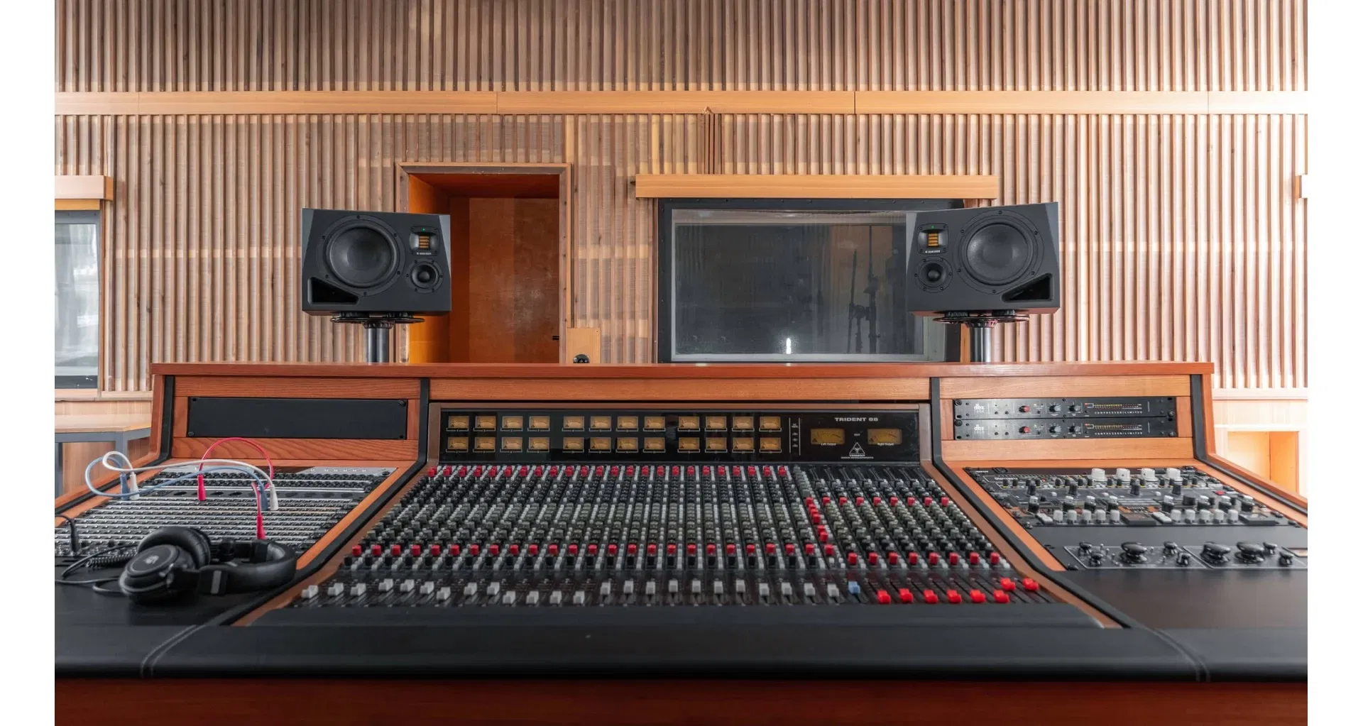 Adam Audio A8H Left [4]