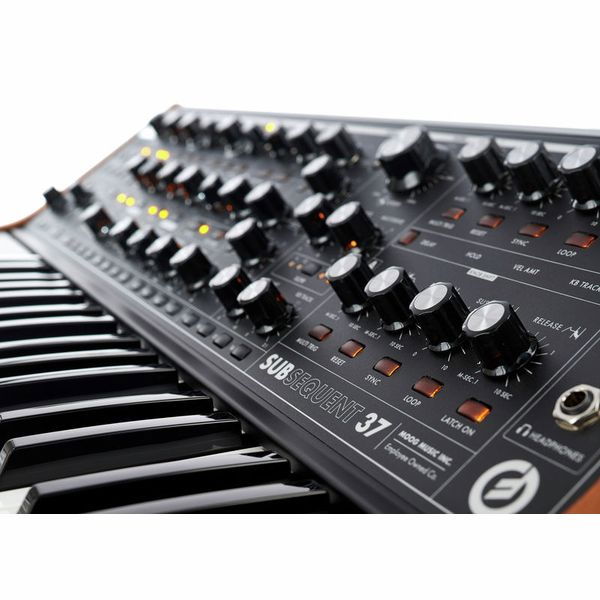 Moog Subsequent 37 [10]